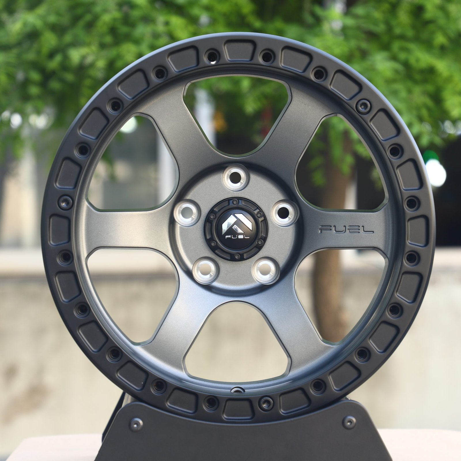 Jeep Wrangler wheels – Light Gunmetal 6-Spoke Beadlock (Fuel-Style), front view