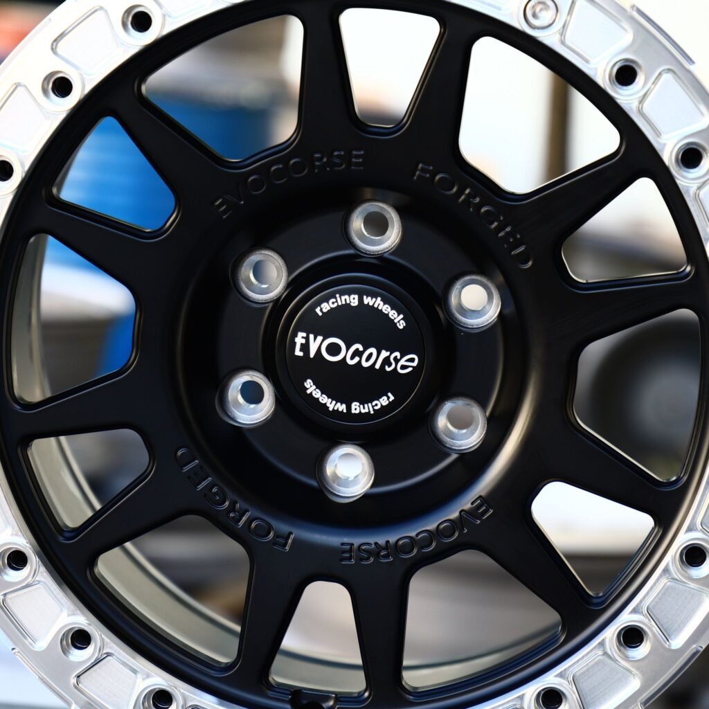 Chevrolet Silverado 1500 wheels – FVO Corse Silver / Gloss Black Beadlock, lip and barrel detail