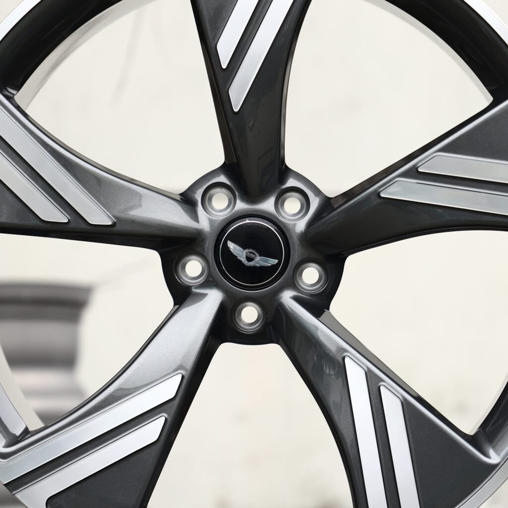 Genesis G70 wheels – Gunmetal Machined 5-Spoke Rotor (Genesis OEM-Style), lip and barrel detail