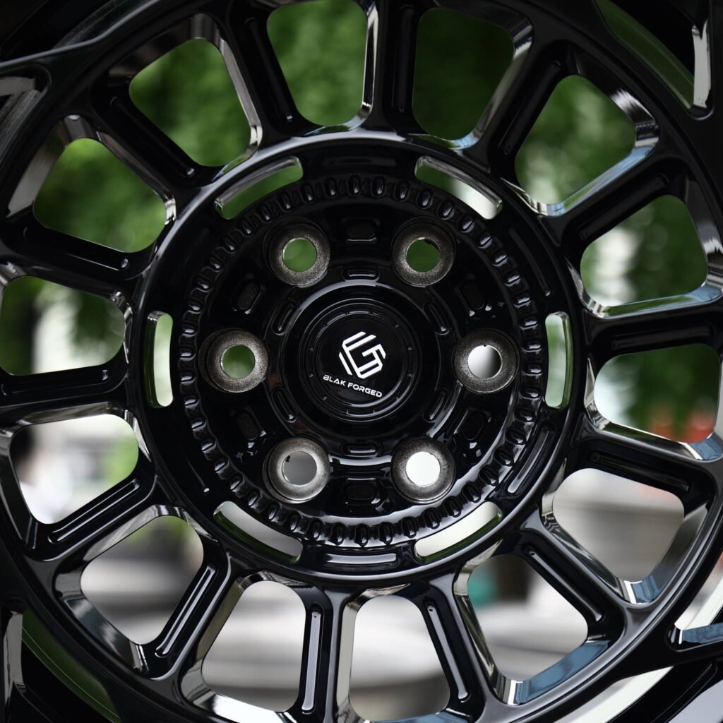 Chevrolet Silverado 1500 wheels – Gloss Black Directional Mesh (Glak Forged-Style), lip and barrel detail
