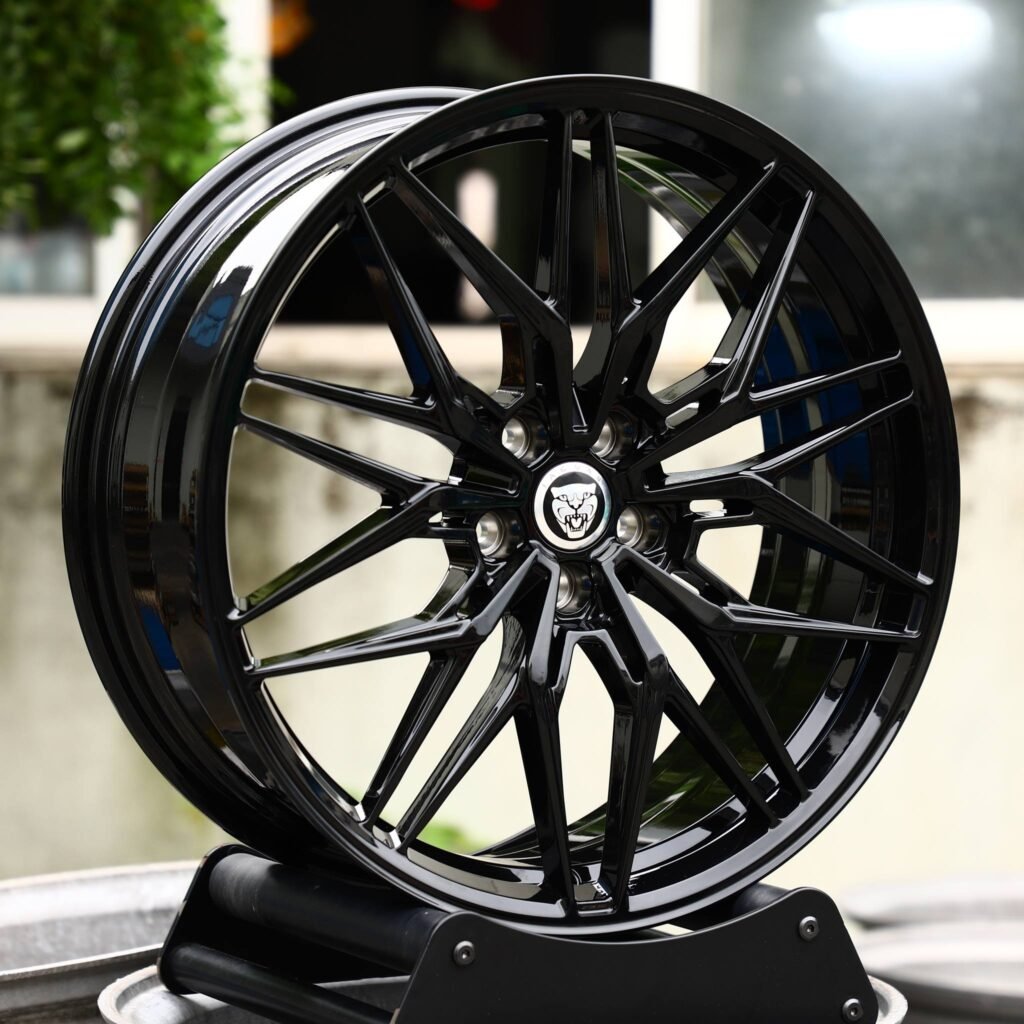 Land Rover Range Rover wheels – Gloss Black 10 Y-Spoke, angled view