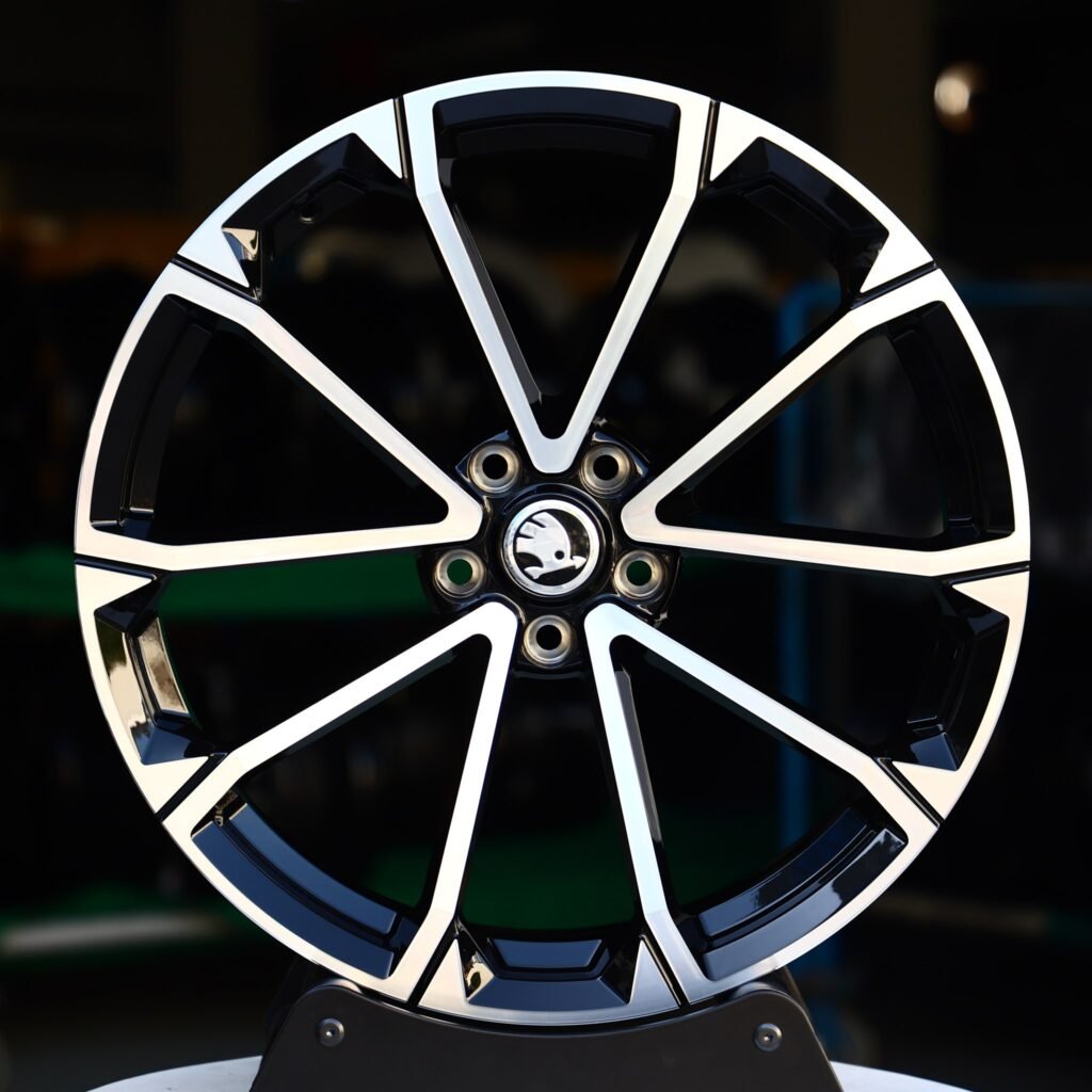 Skoda Yeti wheels – Gloss Black 5 V-Spoke Machined Face (Skoda OEM-Style), front view