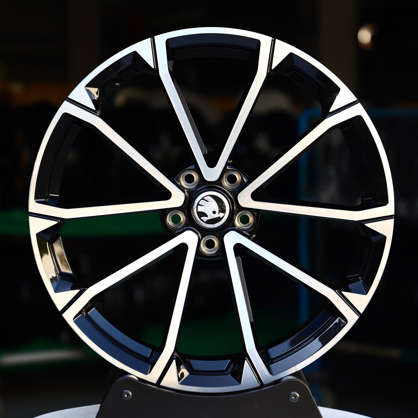 Skoda Yeti wheels – Gloss Black 5 V-Spoke Machined Face (Skoda OEM-Style), front view