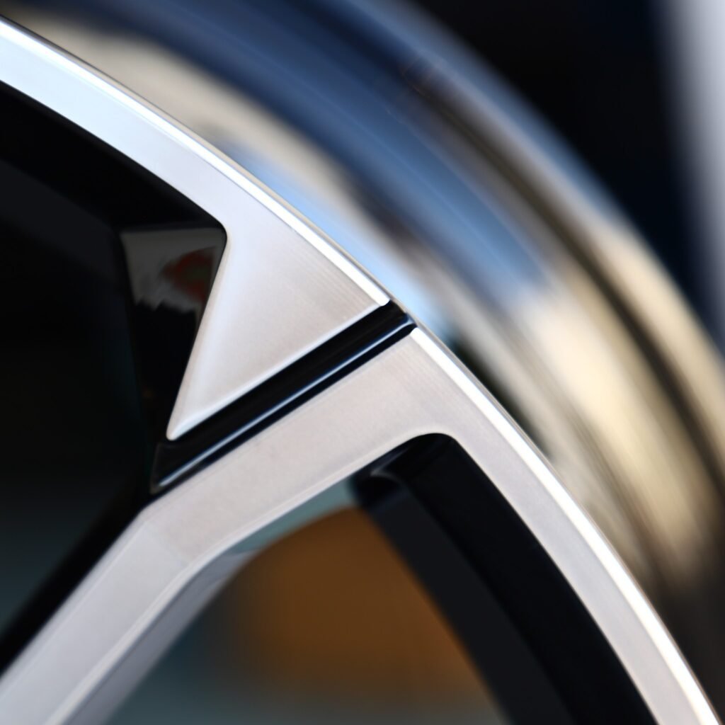 Skoda Yeti wheels – Gloss Black 5 V-Spoke Machined Face (Skoda OEM-Style), lip and barrel detail