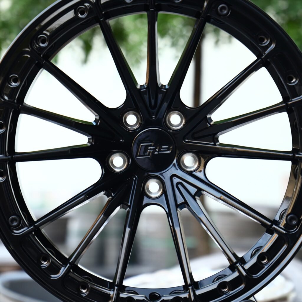 Dodge Challenger wheels – Gloss Black 5 W-Spoke Concave, lip and barrel detail