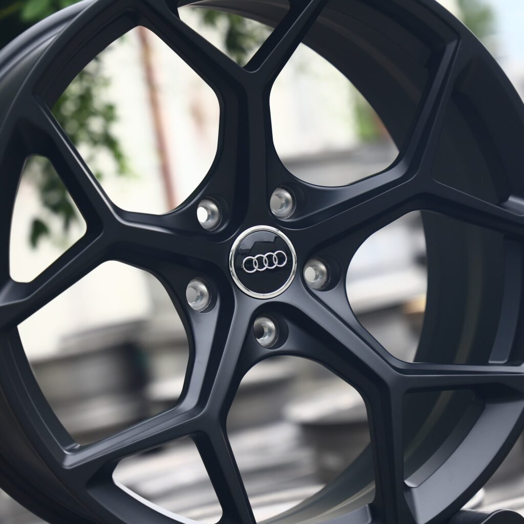Audi A4 B9 wheels – Gloss Black 5 Y-Spoke, lip and barrel detail