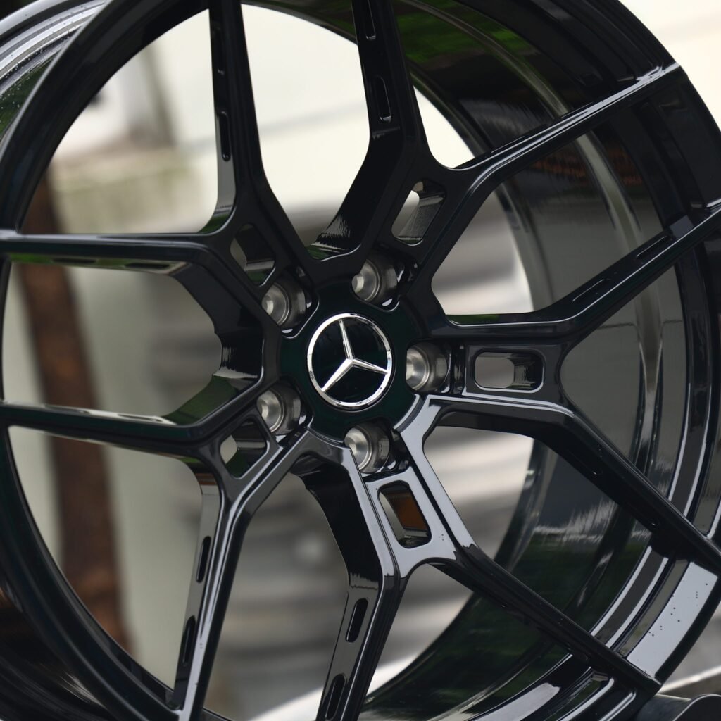 Ford Mustang S550 wheels – Gloss Black 5 Y-Spoke, lip and barrel detail