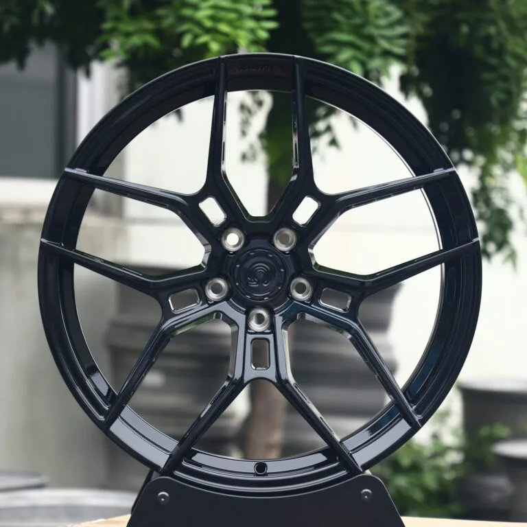 Tesla Model 3 wheels – Gloss Black 5 Y-Spoke, front view