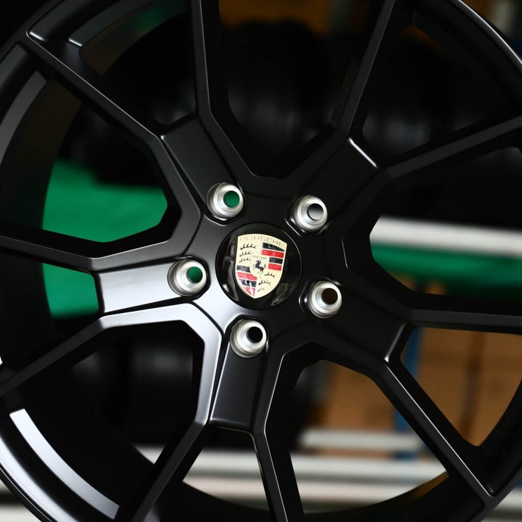 Porsche 911 wheels – Gloss Black 5 Y-Spoke, lip and barrel detail