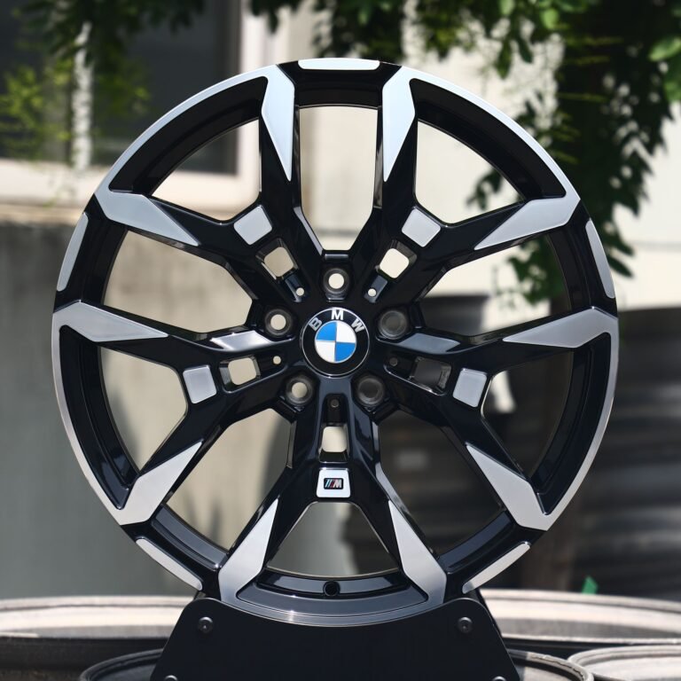 Кованые диски на BMW M5 — Кованый диск — 5 Y-образных спиц, с проточкой лицевой части, глянцевый чёрный