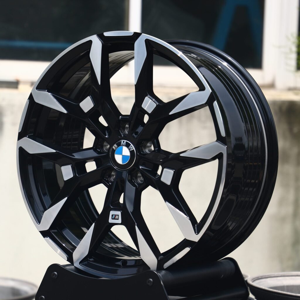 BMW M5 wheels – Gloss Black 5 Y-Spoke Machined Face, angled view