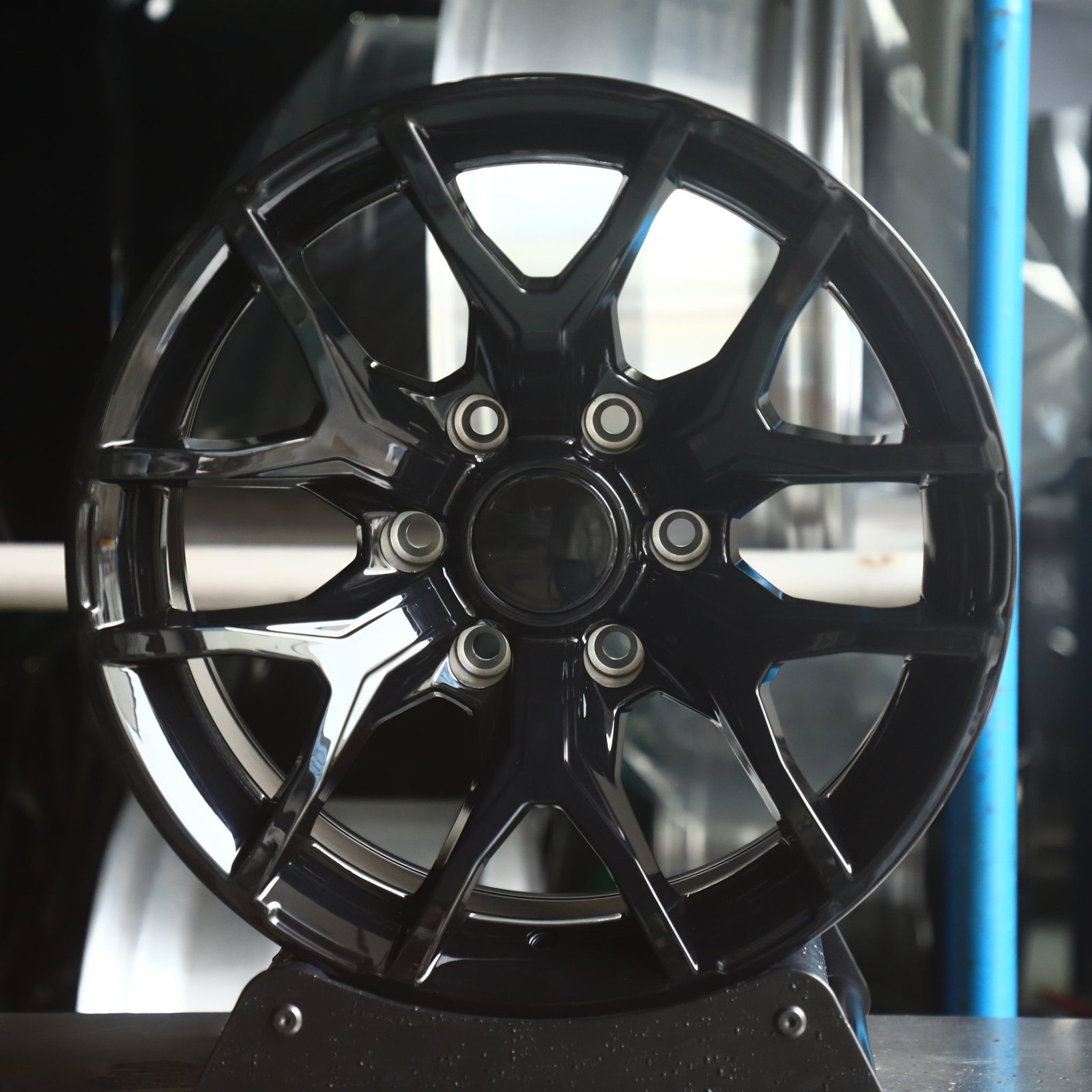 Toyota 4Runner wheels – Gloss Black 6 Y-Spoke, front view