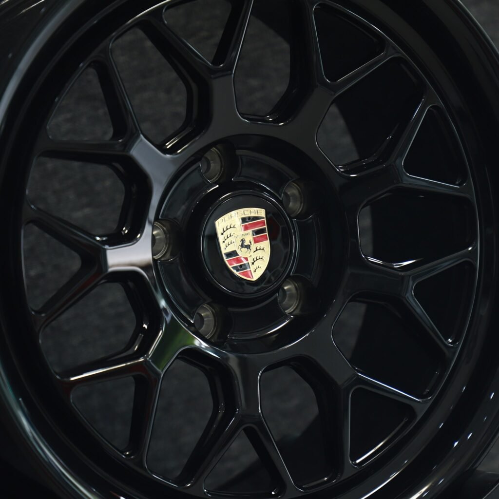 Lamborghini Urus wheels – Gloss Black 9 Y-Spoke Deep Lip, lip and barrel detail