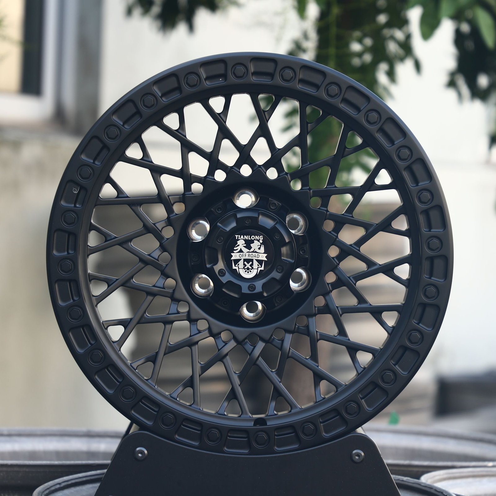 Toyota 4Runner wheels – Gloss Black Cut-Out Exposed Bolt Detail, front view