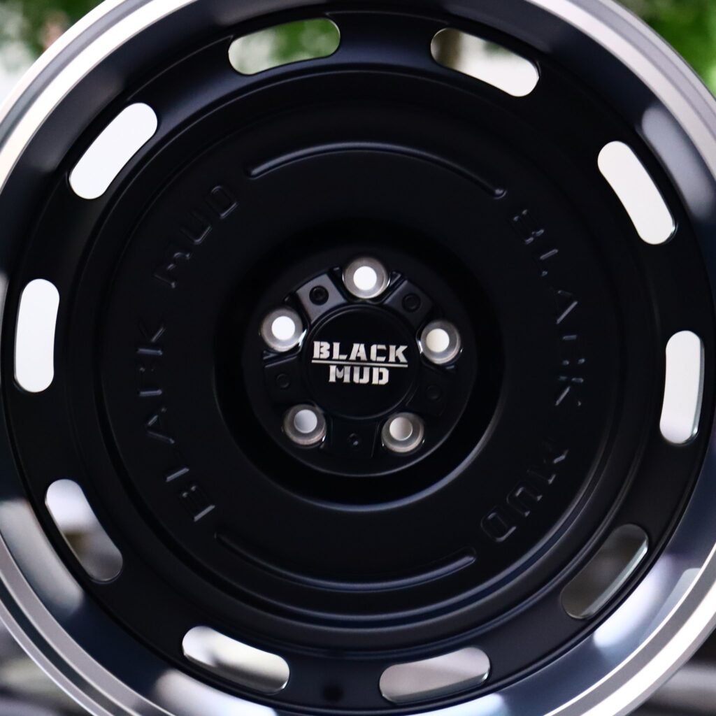 Chevrolet Silverado 1500 wheels – Gloss Black Deep Lip Full-Face, lip and barrel detail