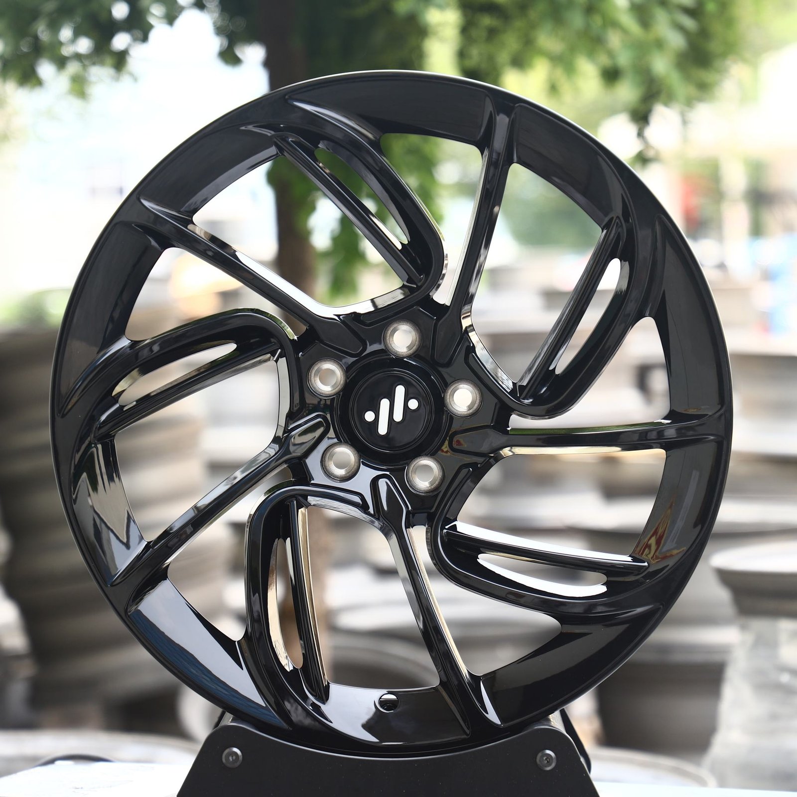 IM L7 wheels – Gloss Black Directional Milled, front view