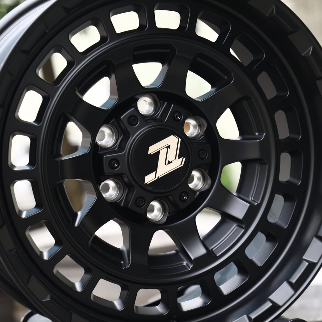 Chevrolet Silverado 1500 wheels – Gloss Black Double Ring Lip, lip and barrel detail