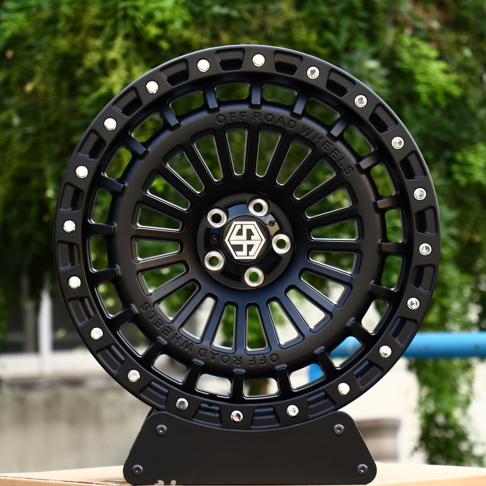 Toyota 4Runner wheels – Gloss Black Exposed Bolt Detail Double Ring Lip, front view