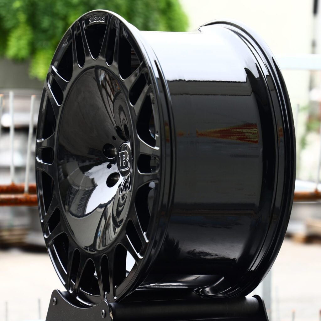Land Rover Defender wheels – Gloss Black Full-Face, angled view