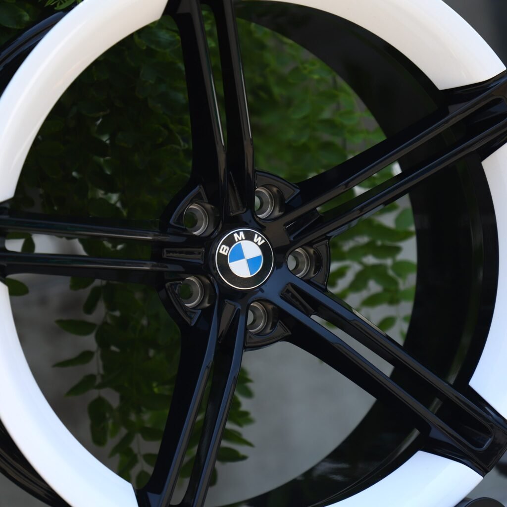 BMW M4 F82 wheels – Gloss Black / Gloss White 5-Spoke, lip and barrel detail