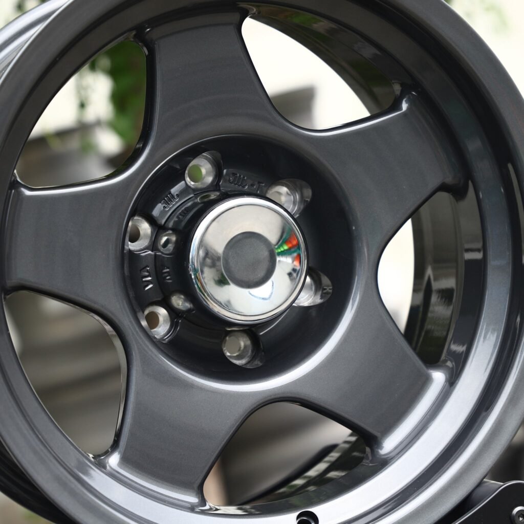 Chevrolet Silverado 1500 wheels – Gloss Black / Gunmetal 5-Spoke, lip and barrel detail