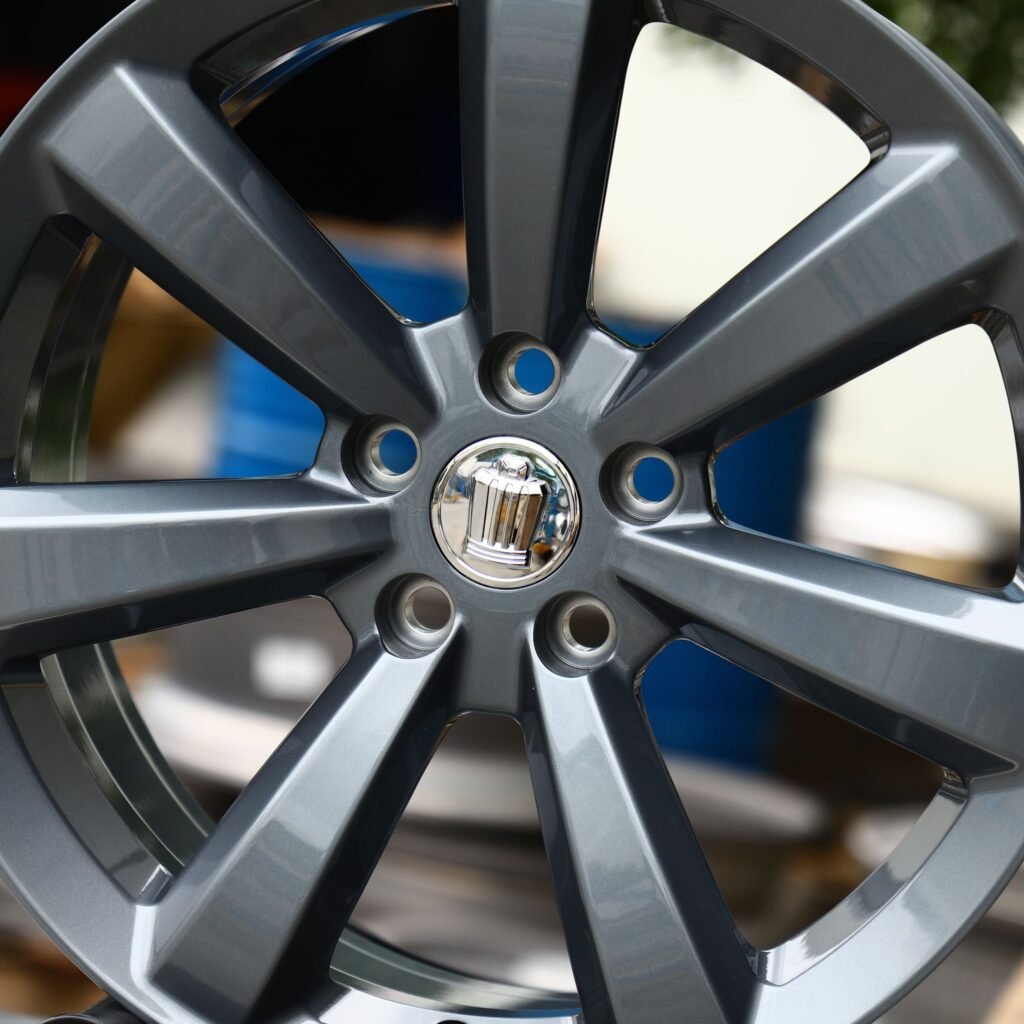 Tesla Model 3 wheels – Gloss Black / Gunmetal 7-Spoke, lip and barrel detail