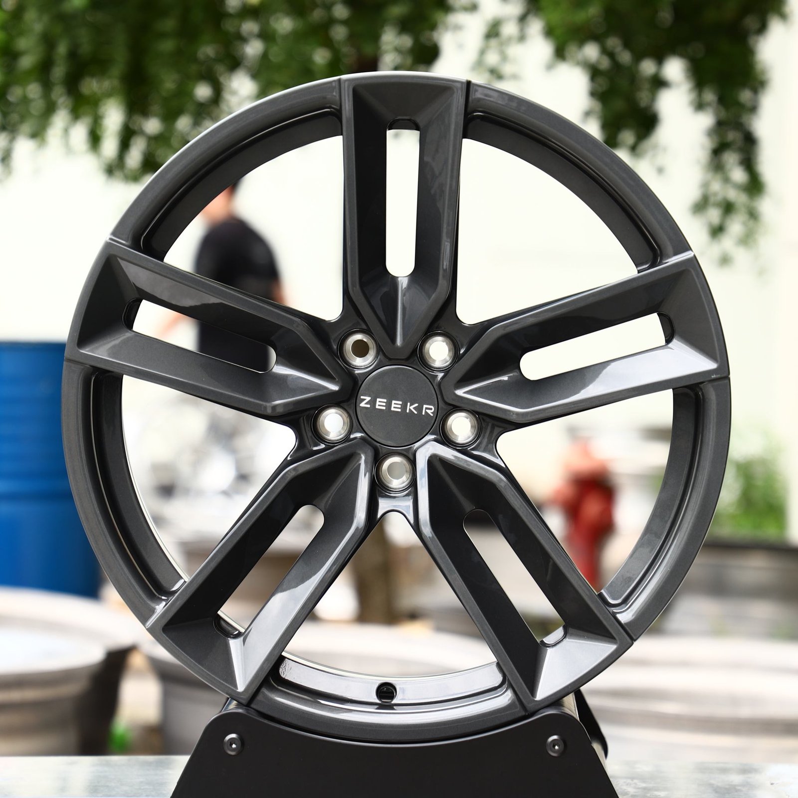 Zeekr 001 wheels – Gloss Black / Gunmetal / Gray 5-Spoke (Zeekr OEM-Style), front view
