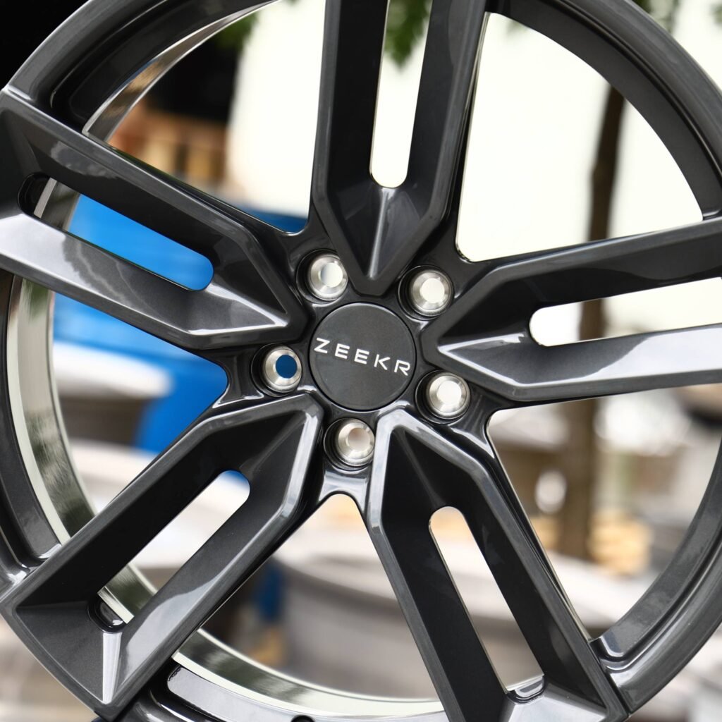 Zeekr 001 wheels – Gloss Black / Gunmetal / Gray 5-Spoke (Zeekr OEM-Style), lip and barrel detail