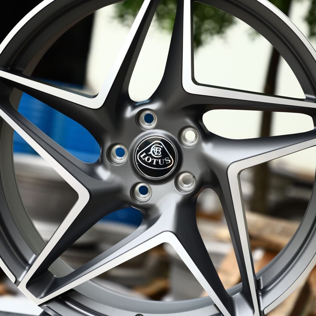 Lotus Eletre wheels – Gloss Black / Gunmetal Machined Face (Lotus OEM-Style), lip and barrel detail