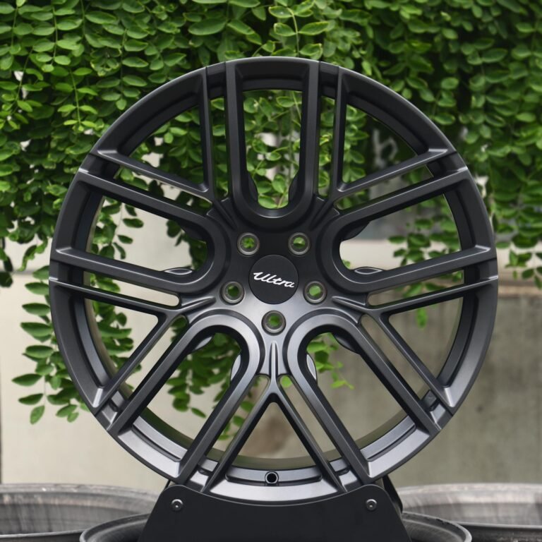 Porsche 911 wheels – Gloss Black / Gunmetal Petal, front view