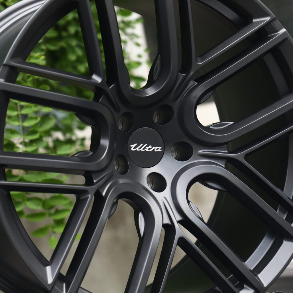 BMW M4 F82 wheels – Gloss Black / Gunmetal Petal, lip and barrel detail