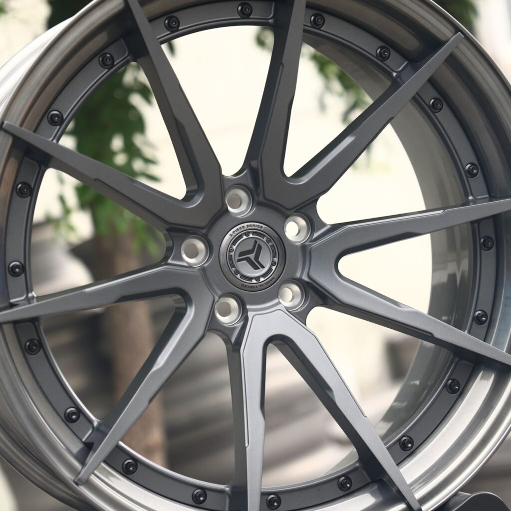 Audi A4 B9 wheels – Gloss Black / Gunmetal / Transparent Gray / Gray 2-Piece Brushed, lip and barrel detail