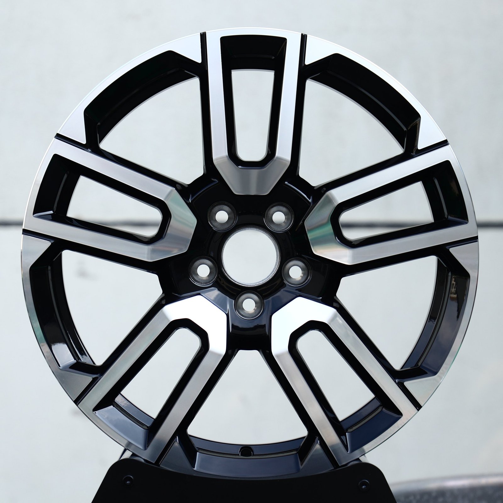 Porsche 911 wheels – Gloss Black / Machined 5 Split-Spoke, front view