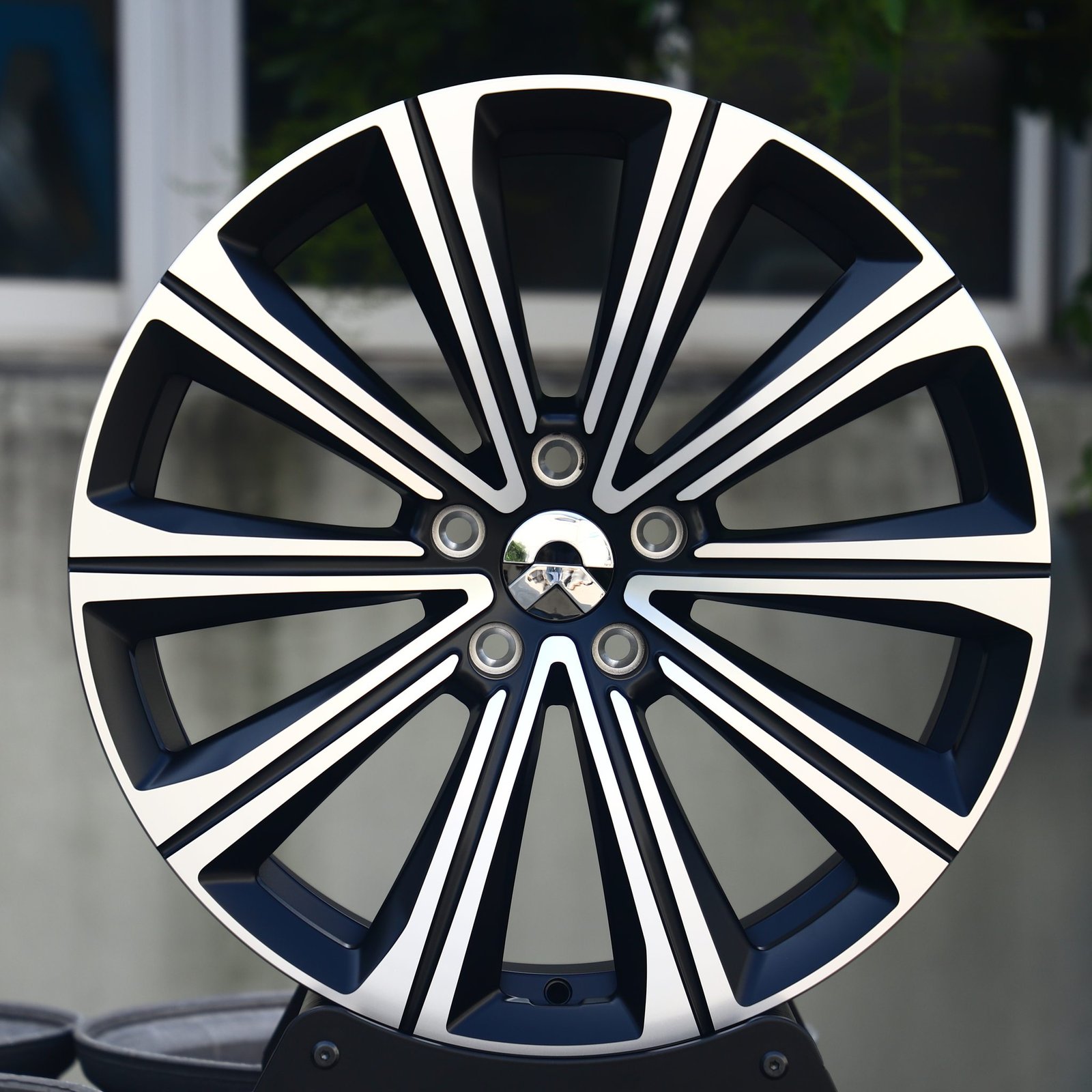 NIO ET7 wheels – Gloss Black Machined Face, front view