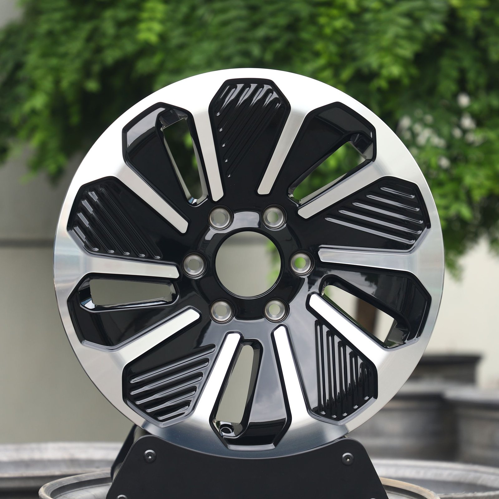 Toyota 4Runner wheels – Gloss Black Machined Face, front view