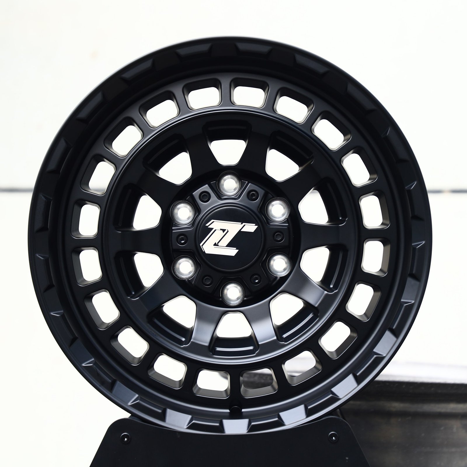 Ford F-150 wheels – Gloss Black Multi-Spoke Bolt-Ring, front view