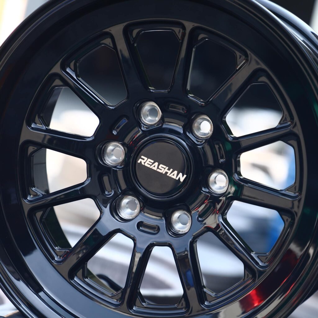 Chevrolet Silverado 1500 wheels – Gloss Black Multi-Spoke Deep Lip, lip and barrel detail