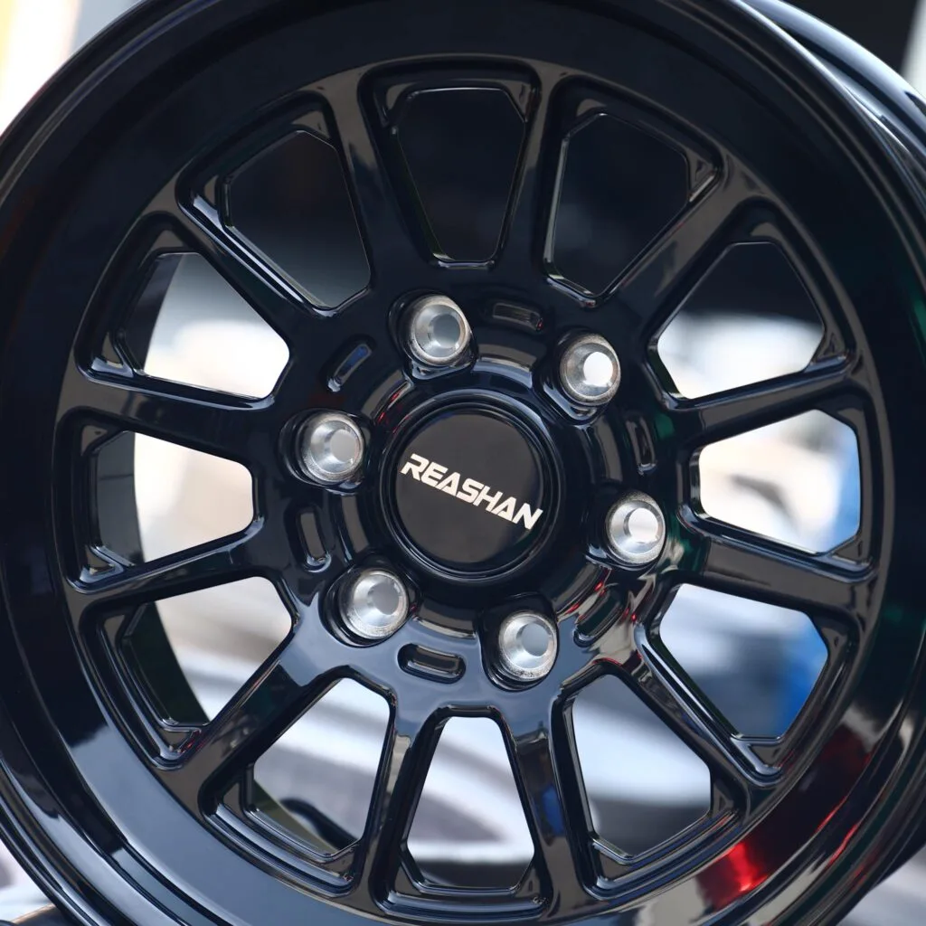 Chevrolet Silverado 1500 wheels – Gloss Black Multi-Spoke Deep Lip, lip and barrel detail