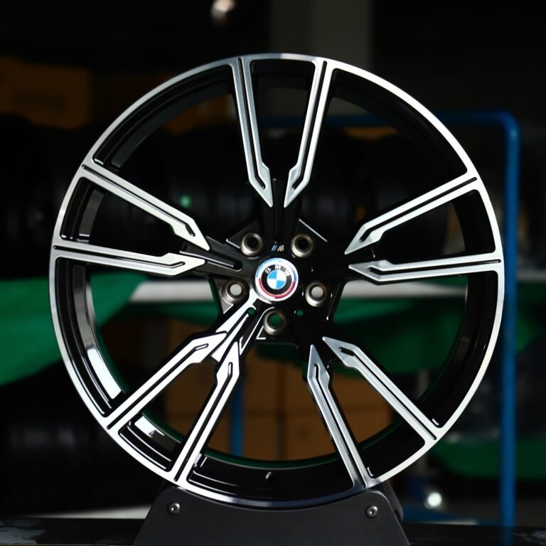 Кованые диски на BMW M5 — Кованый диск — с проточкой лицевой части, «лепестки», глянцевый чёрный