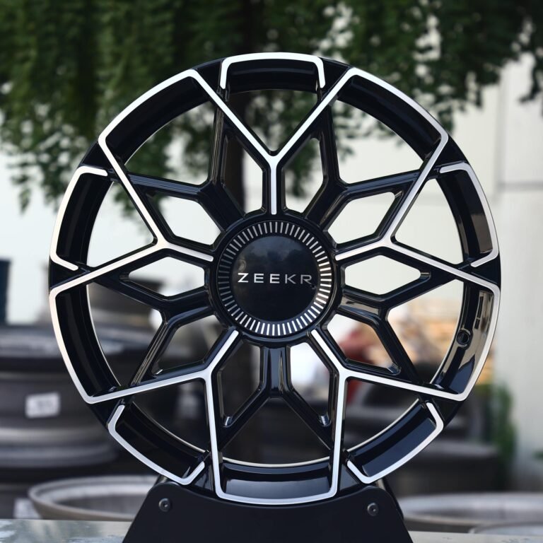 Кованые диски на Zeekr 007 — Кованый диск — с проточкой лицевой части, «лепестки», глянцевый чёрный