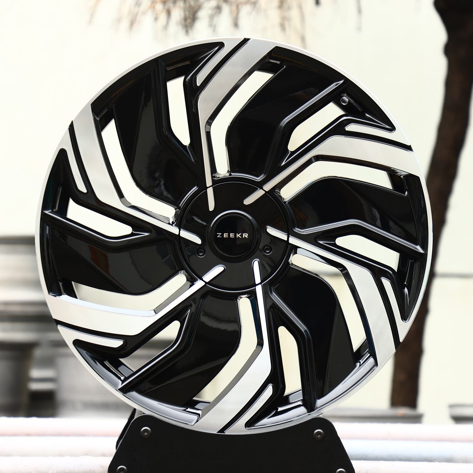 Zeekr 001 wheels – Gloss Black Split Directional Machined Face (Zeekr OEM-Style), front view