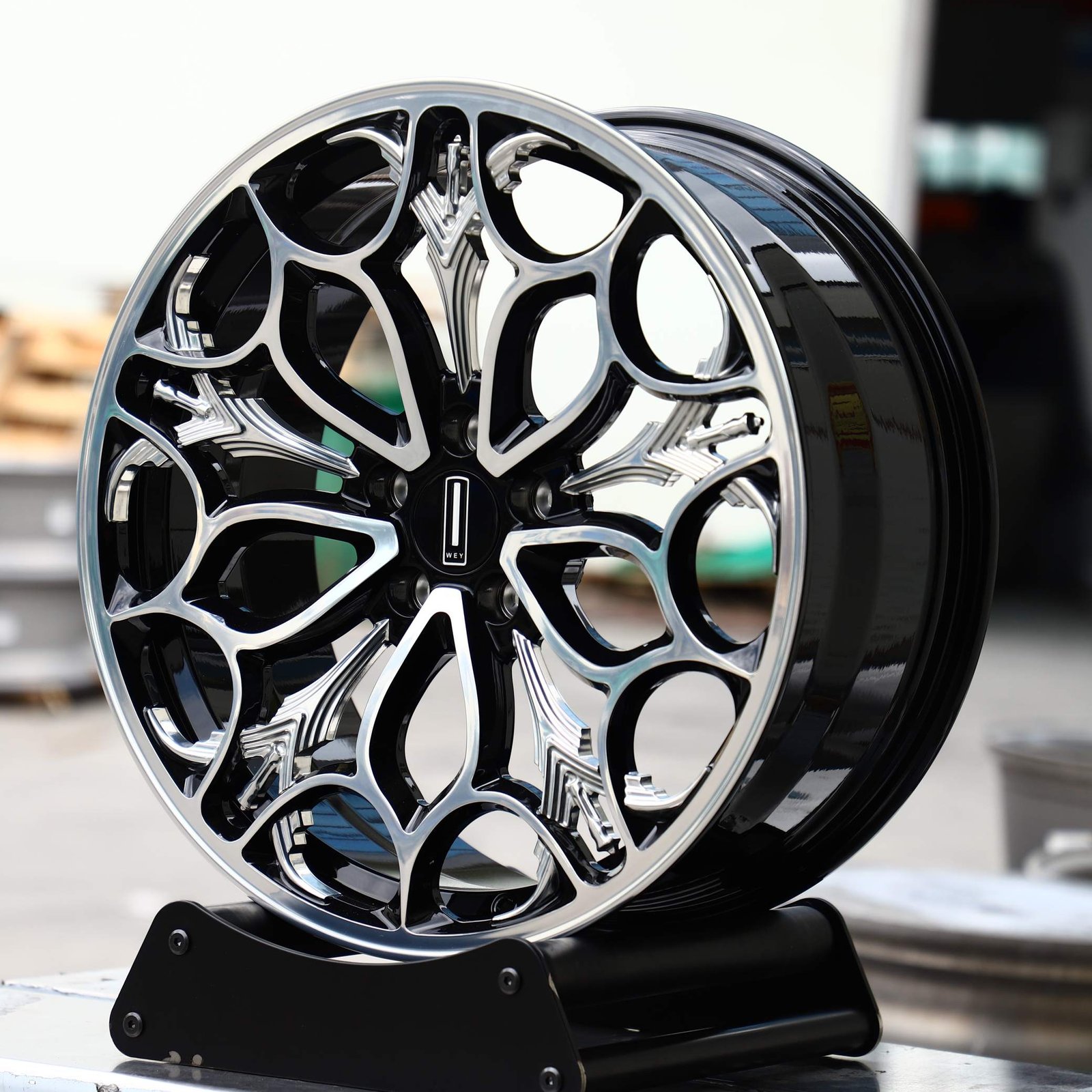 WEY Tank 300 wheels – Gloss Black Split Machined Face (Wey OEM-Style), front view