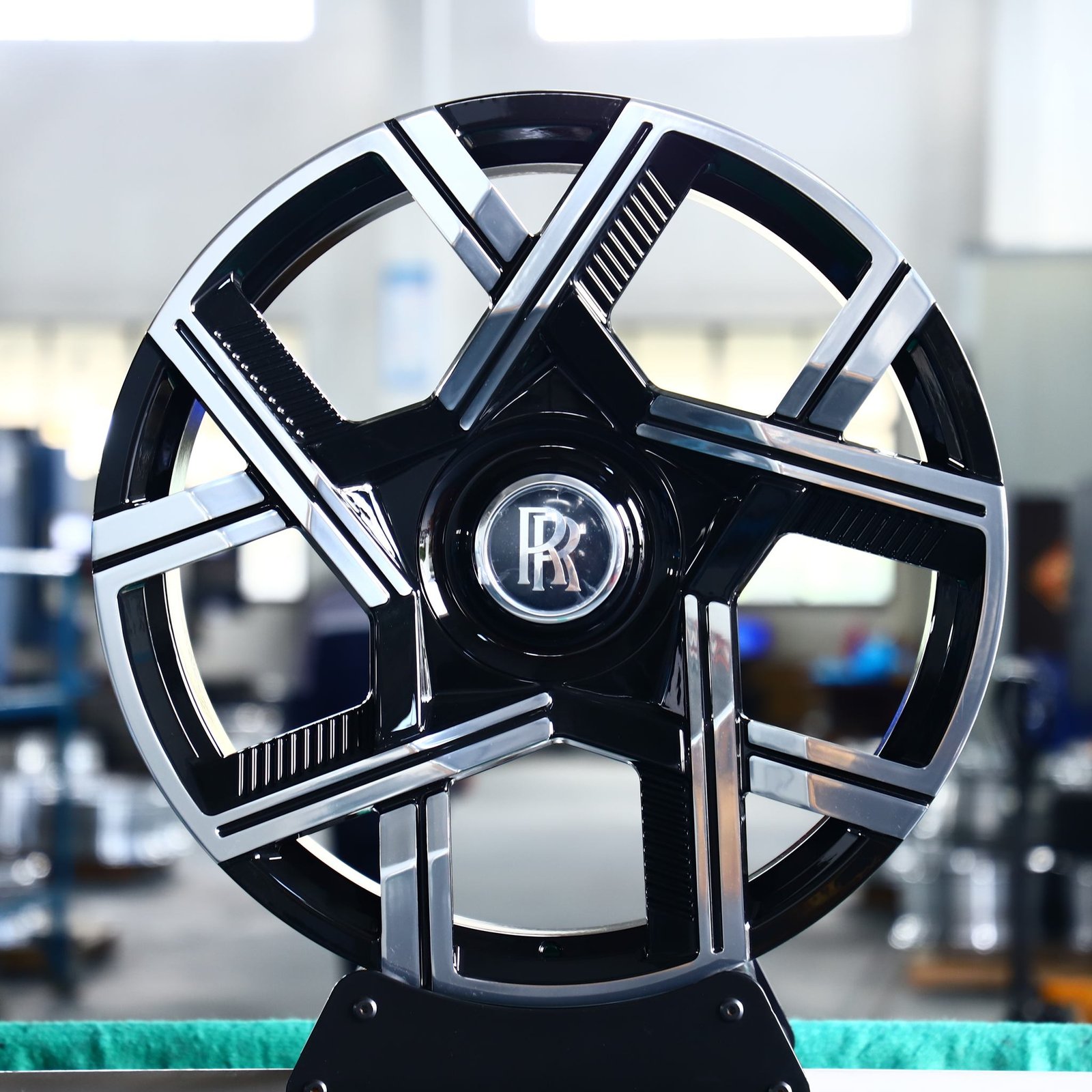 Rolls-Royce Ghost wheels – Gloss Black Split Machined Face, front view