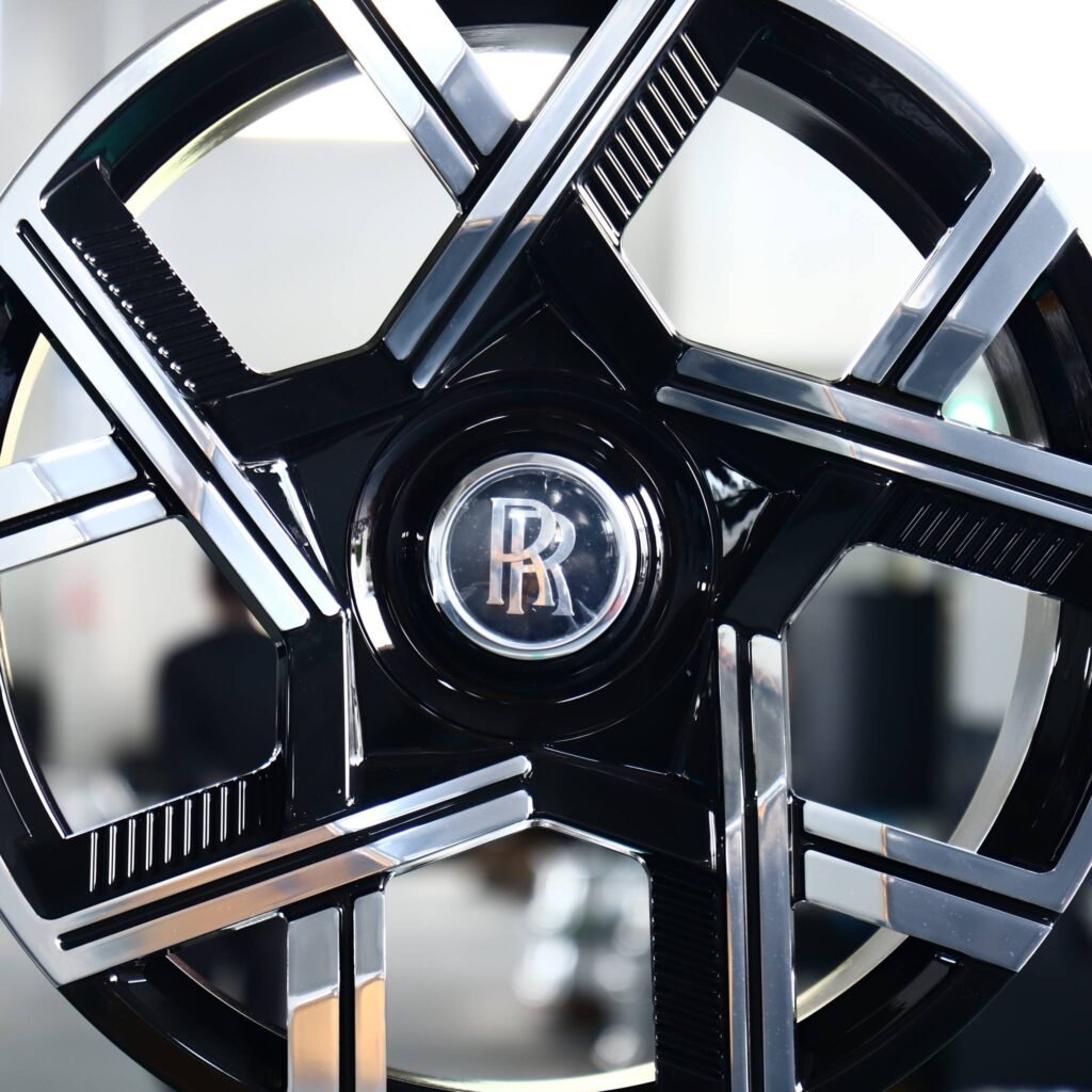 Rolls-Royce Wraith wheels – Gloss Black Split Machined Face, angled view