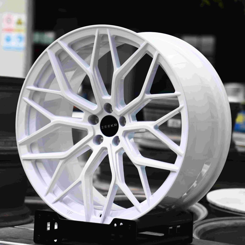 Zeekr 009 wheels – Gloss White 10 Y-Spoke (Zeekr OEM-Style), angled view