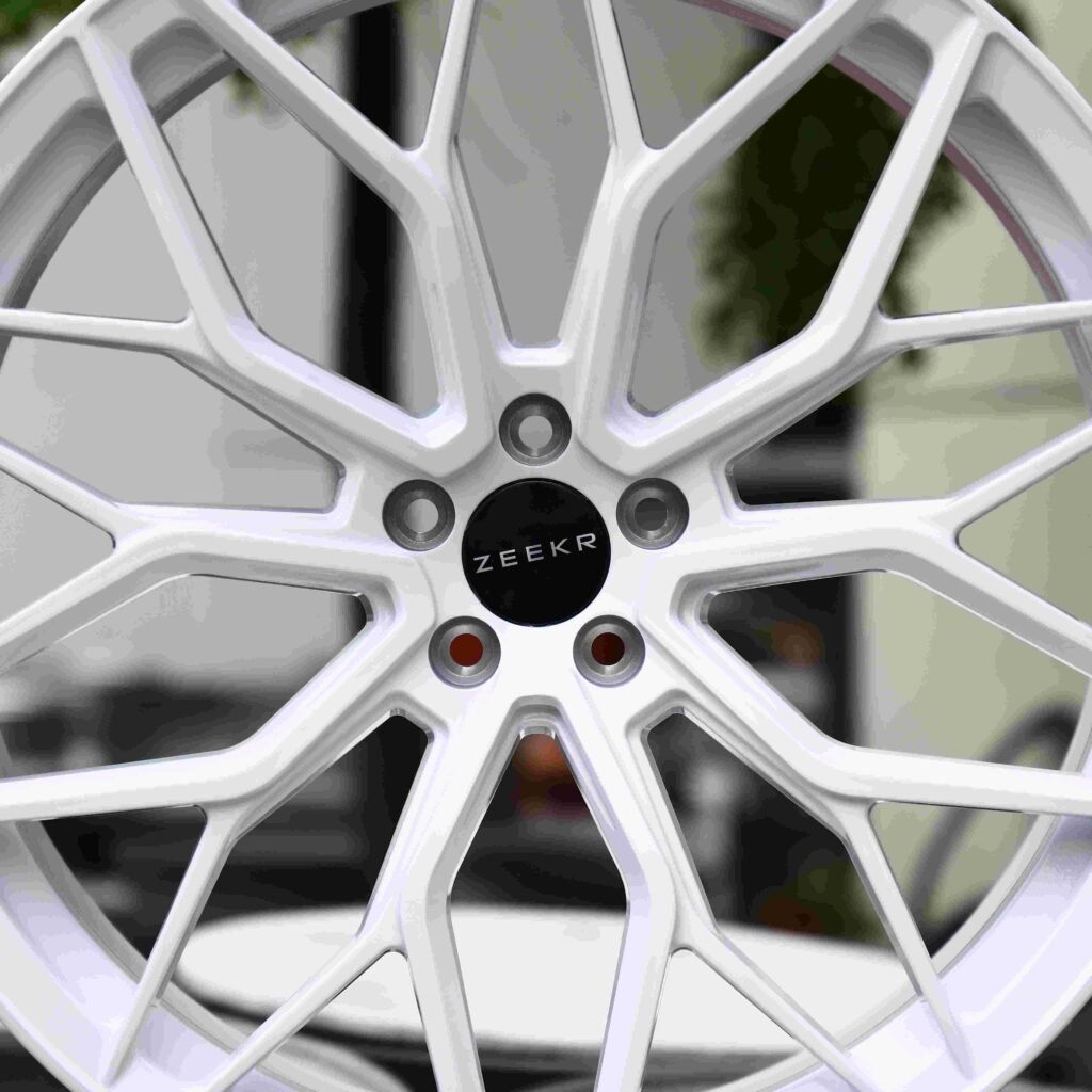 Zeekr 001 wheels – Gloss White 10 Y-Spoke (Zeekr OEM-Style), lip and barrel detail