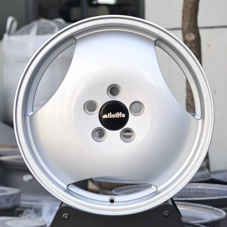 Audi A6 wheels – Gloss White Full-Face, front view