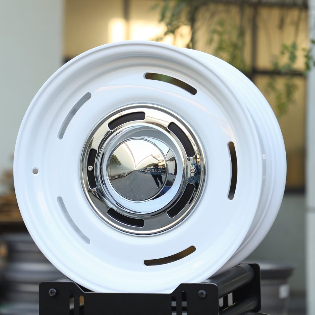 BMW 5 Series wheels – Gloss White Full-Face, angled view