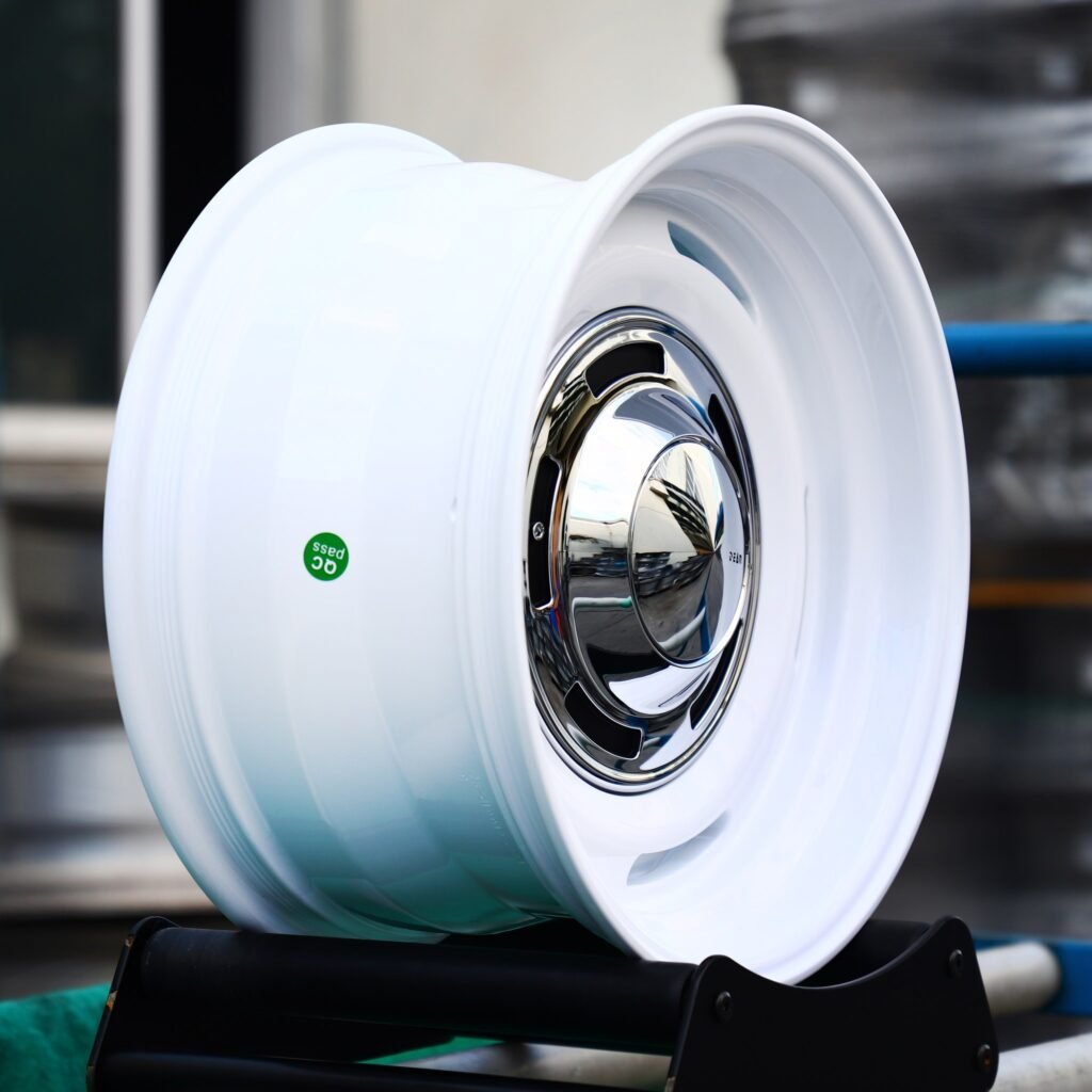 Toyota Land Cruiser wheels – Gloss White Full-Face, angled view