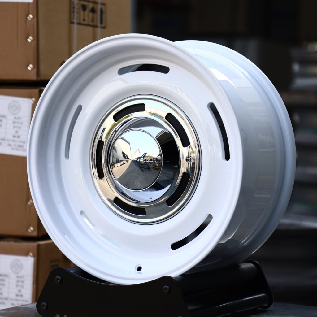 Toyota Land Cruiser wheels – Gloss White Semi-Full-Face, angled view
